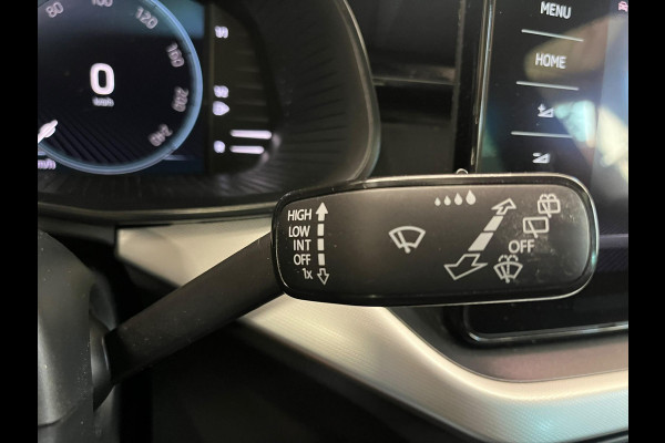 Škoda Kamiq 1.0 TSI DSG Clever Panoramadak Trekhaak Navigatie Apple Carplay Android Auto Camera Parkeerhulp Cruise Control Stoelverwarming Climate Control Lichtmetalen velgen