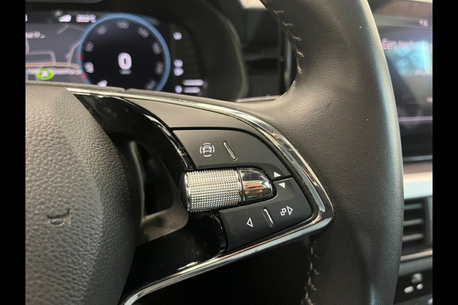 Škoda Kamiq 1.0 TSI DSG Clever Panoramadak Trekhaak Navigatie Apple Carplay Android Auto Camera Parkeerhulp Cruise Control Stoelverwarming Climate Control Lichtmetalen velgen