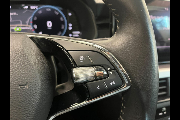 Škoda Kamiq 1.0 TSI DSG Clever Panoramadak Trekhaak Navigatie Apple Carplay Android Auto Camera Parkeerhulp Cruise Control Stoelverwarming Climate Control Lichtmetalen velgen