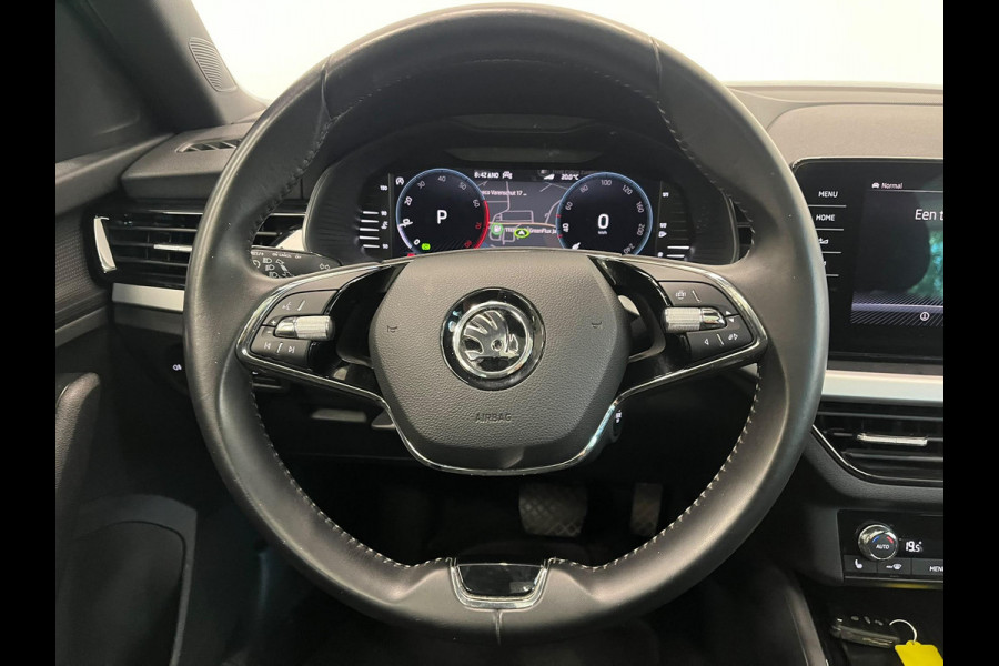 Škoda Kamiq 1.0 TSI DSG Clever Panoramadak Trekhaak Navigatie Apple Carplay Android Auto Camera Parkeerhulp Cruise Control Stoelverwarming Climate Control Lichtmetalen velgen