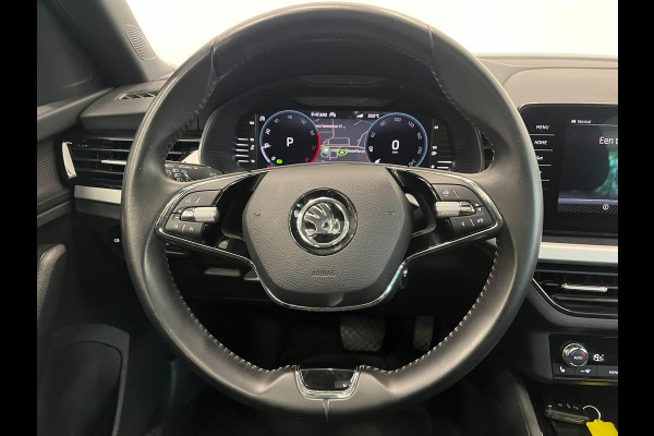 Škoda Kamiq 1.0 TSI DSG Clever Panoramadak Trekhaak Navigatie Apple Carplay Android Auto Camera Parkeerhulp Cruise Control Stoelverwarming Climate Control Lichtmetalen velgen