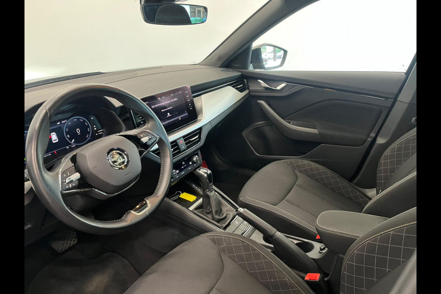 Škoda Kamiq 1.0 TSI DSG Clever Panoramadak Trekhaak Navigatie Apple Carplay Android Auto Camera Parkeerhulp Cruise Control Stoelverwarming Climate Control Lichtmetalen velgen