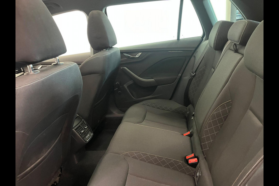 Škoda Kamiq 1.0 TSI DSG Clever Panoramadak Trekhaak Navigatie Apple Carplay Android Auto Camera Parkeerhulp Cruise Control Stoelverwarming Climate Control Lichtmetalen velgen