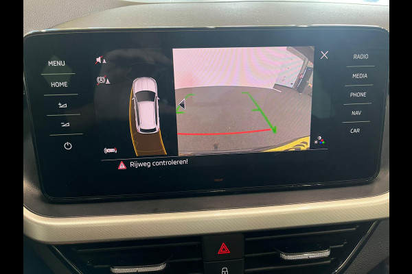 Škoda Kamiq 1.0 TSI DSG Clever Panoramadak Trekhaak Navigatie Apple Carplay Android Auto Camera Parkeerhulp Cruise Control Stoelverwarming Climate Control Lichtmetalen velgen