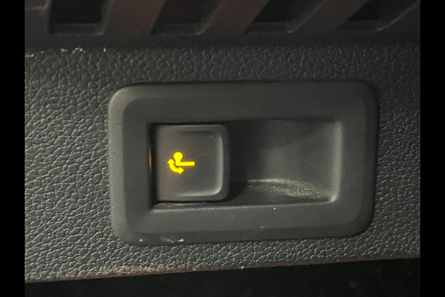 Škoda Kamiq 1.0 TSI DSG Clever Panoramadak Trekhaak Navigatie Apple Carplay Android Auto Camera Parkeerhulp Cruise Control Stoelverwarming Climate Control Lichtmetalen velgen