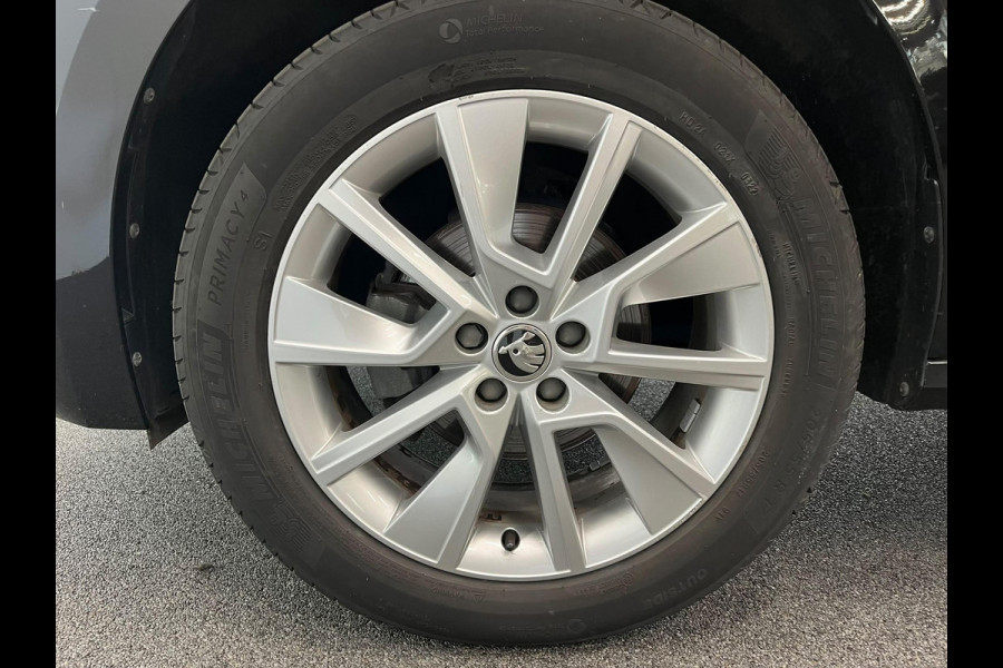Škoda Kamiq 1.0 TSI DSG Clever Panoramadak Trekhaak Navigatie Apple Carplay Android Auto Camera Parkeerhulp Cruise Control Stoelverwarming Climate Control Lichtmetalen velgen