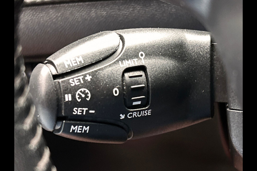 Peugeot e-2008 EV Allure Pack 50 kWh | SOH 90% | Origineel NL | Carplay | 1/2 Leder |Camera |
