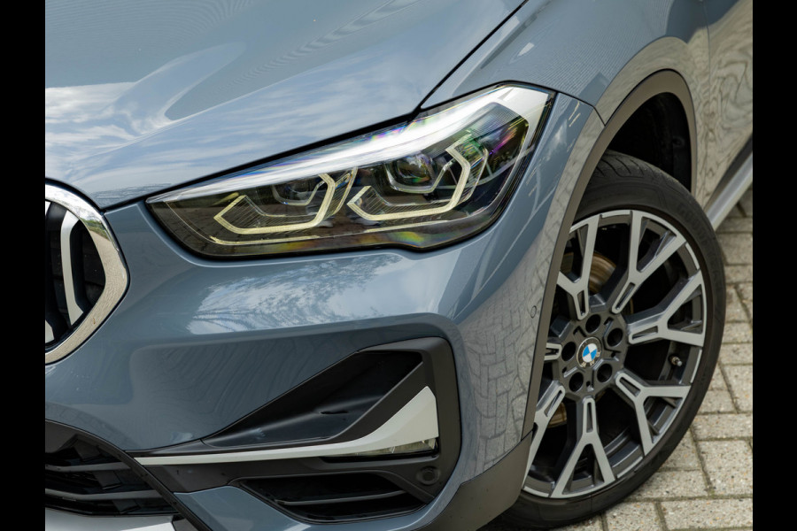 BMW X1 sDrive20i xLine - Pano - Trekhaak - Head-Up - Camera