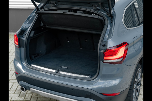 BMW X1 sDrive20i xLine - Pano - Trekhaak - Head-Up - Camera