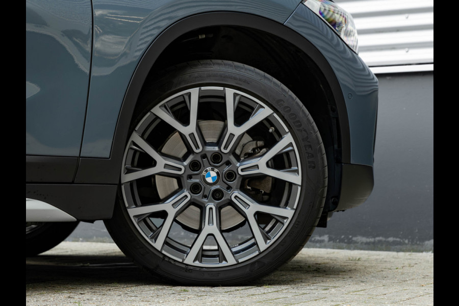 BMW X1 sDrive20i xLine - Pano - Trekhaak - Head-Up - Camera