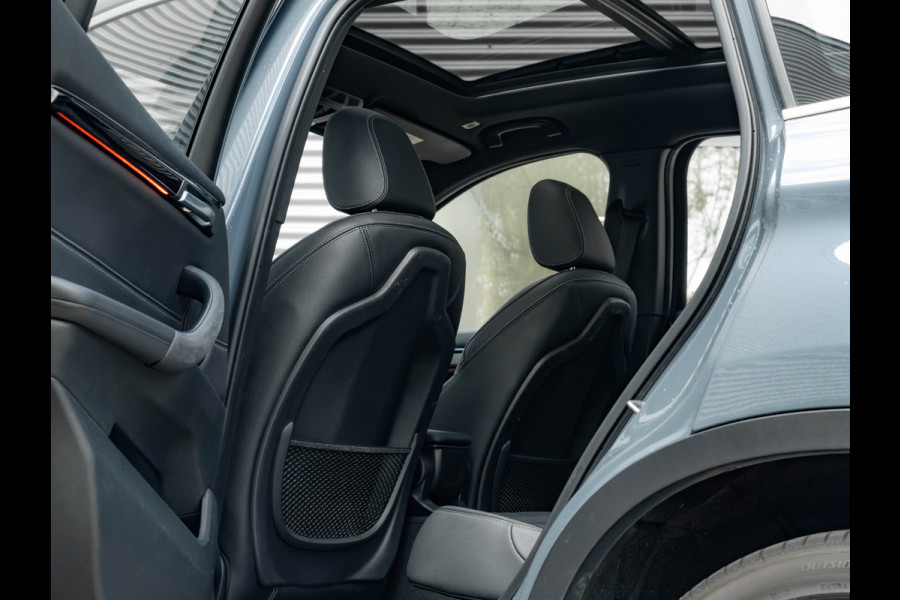 BMW X1 sDrive20i xLine - Pano - Trekhaak - Head-Up - Camera
