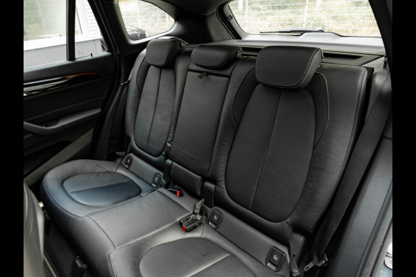 BMW X1 sDrive20i xLine - Pano - Trekhaak - Head-Up - Camera