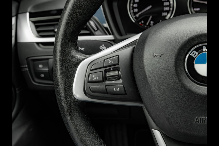 BMW X1 sDrive20i xLine - Pano - Trekhaak - Head-Up - Camera