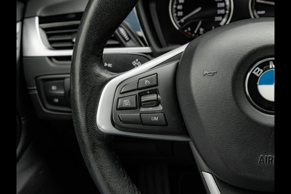 BMW X1 sDrive20i xLine - Pano - Trekhaak - Head-Up - Camera