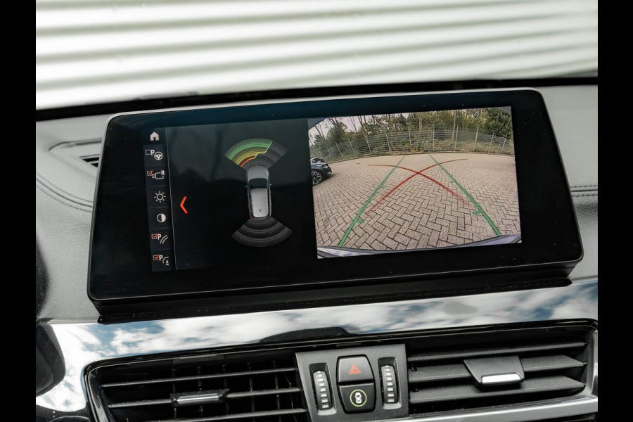 BMW X1 sDrive20i xLine - Pano - Trekhaak - Head-Up - Camera