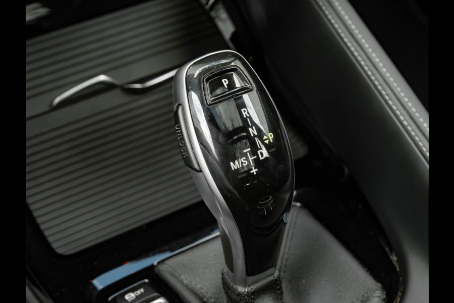 BMW X1 sDrive20i xLine - Pano - Trekhaak - Head-Up - Camera