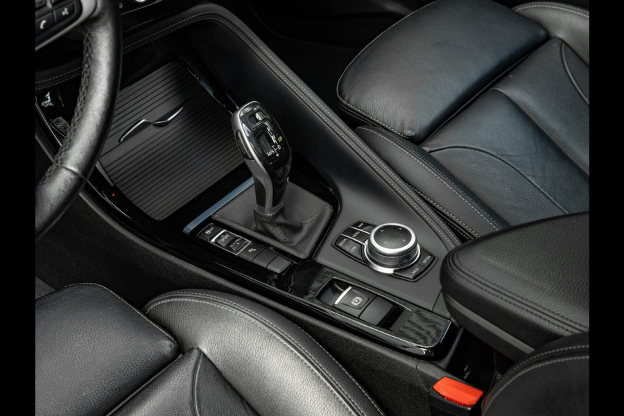 BMW X1 sDrive20i xLine - Pano - Trekhaak - Head-Up - Camera