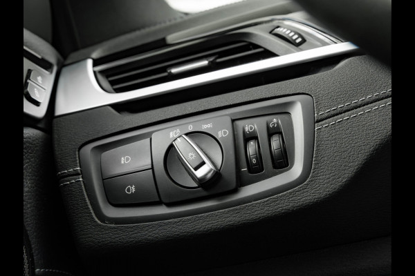 BMW X1 sDrive20i xLine - Pano - Trekhaak - Head-Up - Camera