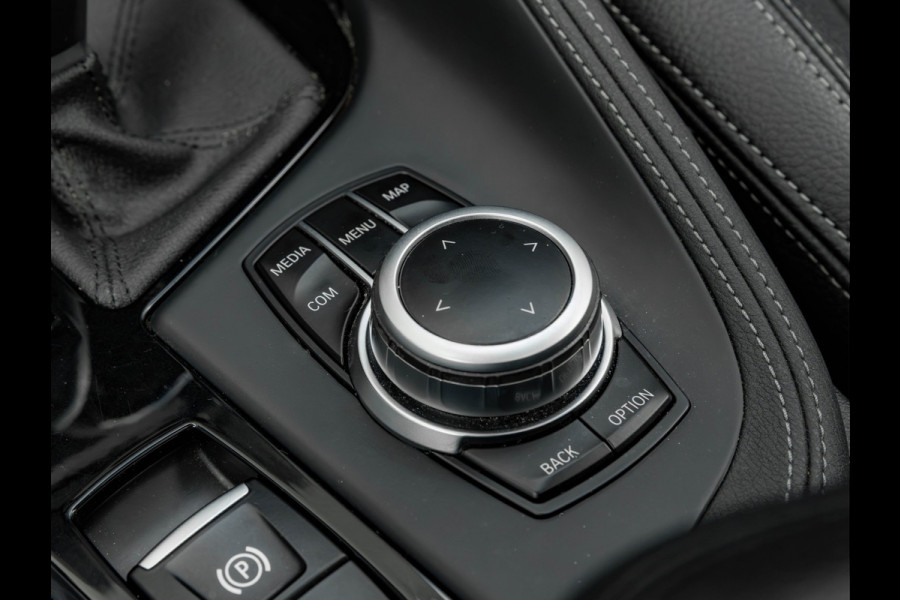 BMW X1 sDrive20i xLine - Pano - Trekhaak - Head-Up - Camera