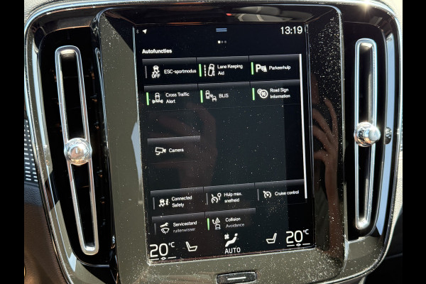 Volvo XC40 2.0 B4 R-Design | Pilot Assist | Bliss | Camera | CarPlay | 18 inch