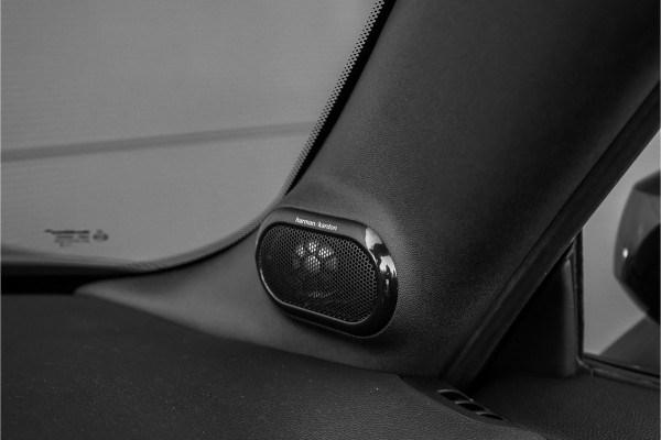 MINI Cabrio 2.0 John Cooper Works HUD H&K ACC Stuurwielverw Camera 18"