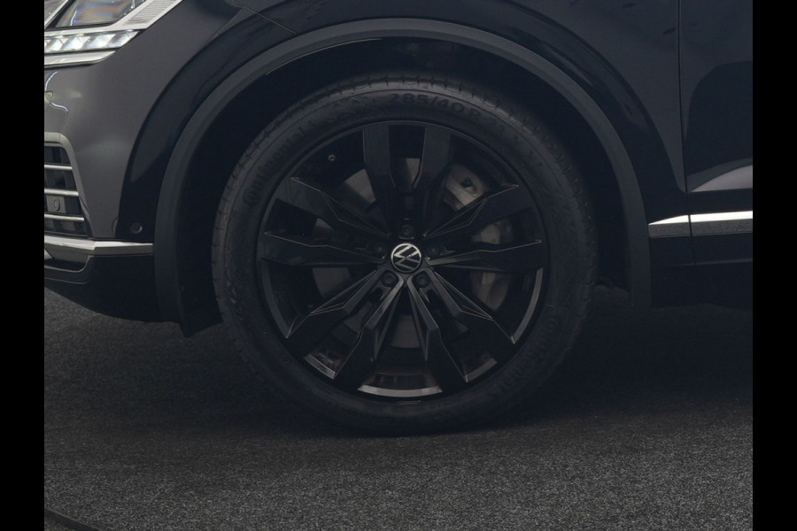 Volkswagen Touareg 3.0 TSi eHybrid 4MOTION PHEV 381pk Dealer O.H | Luchtvering | Trekhaak Af Fabriek | Panodak | Adaptive Cruise | Matrix LED | Lederen Sportstoelen Memory & Verwarmd | Keyless | Apple Carplay | Virtual | Navigatie | DAB | 21"L.M | Plug In Hybrid |