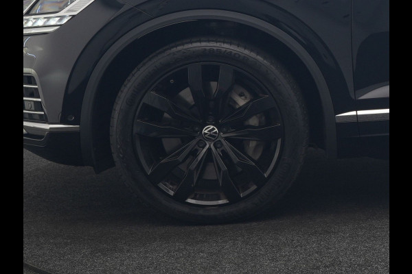 Volkswagen Touareg 3.0 TSi eHybrid 4MOTION PHEV 381pk Dealer O.H | Luchtvering | Trekhaak Af Fabriek | Panodak | Adaptive Cruise | Matrix LED | Lederen Sportstoelen Memory & Verwarmd | Keyless | Apple Carplay | Virtual | Navigatie | DAB | 21"L.M | Plug In Hybrid |