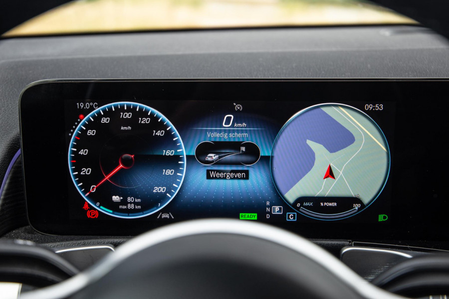 Mercedes-Benz EQB 300 4MATIC AMG Line 67 kWh CARPLAY / CAMERA / SFEERVERLICHTING / LEER / STOELVERWARMING