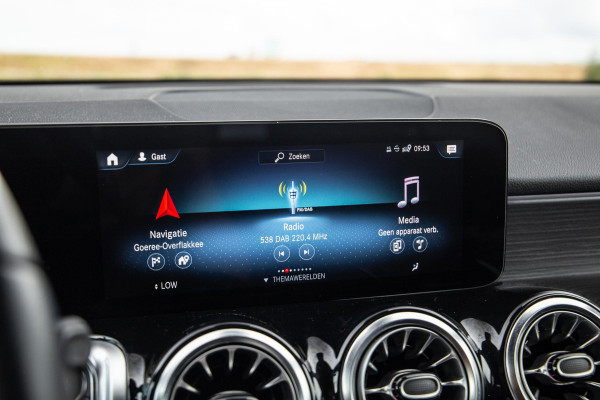 Mercedes-Benz EQB 300 4MATIC AMG Line 67 kWh CARPLAY / CAMERA / SFEERVERLICHTING / LEER / STOELVERWARMING
