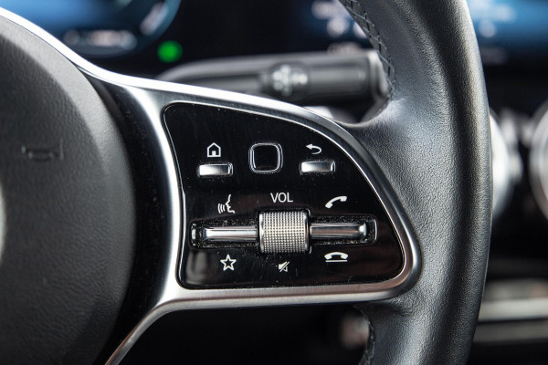 Mercedes-Benz EQB 300 4MATIC AMG Line 67 kWh CARPLAY / CAMERA / SFEERVERLICHTING / LEER / STOELVERWARMING