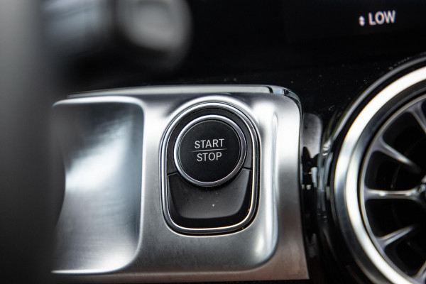 Mercedes-Benz EQB 300 4MATIC AMG Line 67 kWh CARPLAY / CAMERA / SFEERVERLICHTING / LEER / STOELVERWARMING