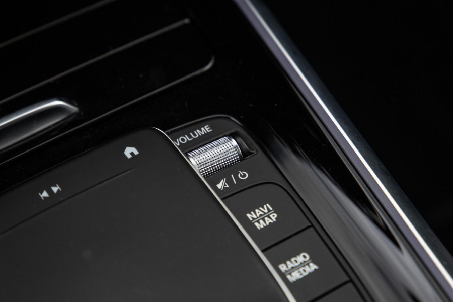 Mercedes-Benz EQB 300 4MATIC AMG Line 67 kWh CARPLAY / CAMERA / SFEERVERLICHTING / LEER / STOELVERWARMING