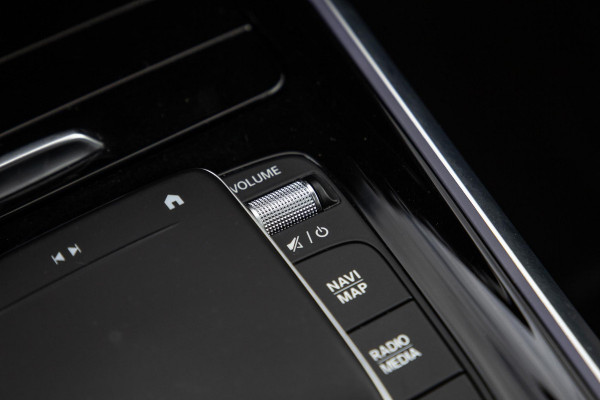 Mercedes-Benz EQB 300 4MATIC AMG Line 67 kWh CARPLAY / CAMERA / SFEERVERLICHTING / LEER / STOELVERWARMING