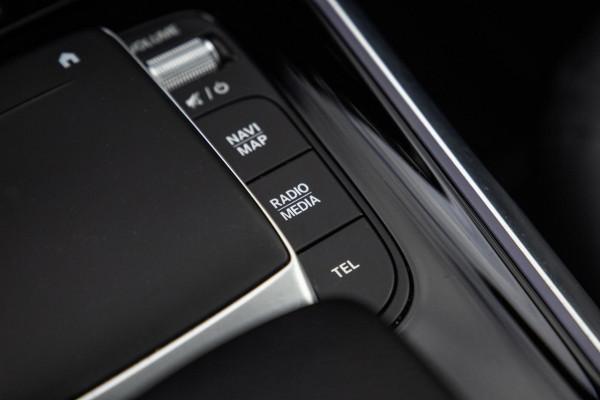 Mercedes-Benz EQB 300 4MATIC AMG Line 67 kWh CARPLAY / CAMERA / SFEERVERLICHTING / LEER / STOELVERWARMING