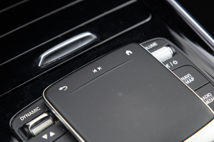 Mercedes-Benz EQB 300 4MATIC AMG Line 67 kWh CARPLAY / CAMERA / SFEERVERLICHTING / LEER / STOELVERWARMING