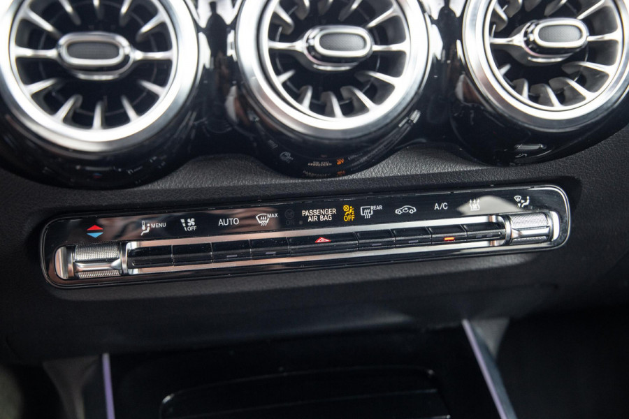 Mercedes-Benz EQB 300 4MATIC AMG Line 67 kWh CARPLAY / CAMERA / SFEERVERLICHTING / LEER / STOELVERWARMING