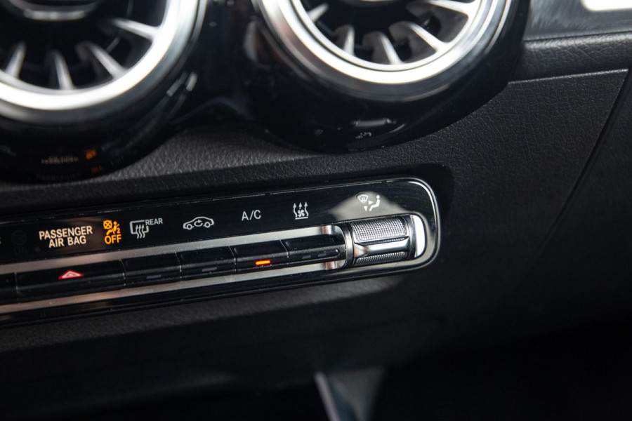 Mercedes-Benz EQB 300 4MATIC AMG Line 67 kWh CARPLAY / CAMERA / SFEERVERLICHTING / LEER / STOELVERWARMING