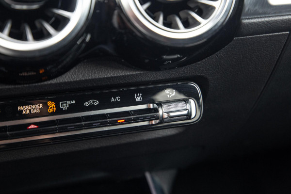 Mercedes-Benz EQB 300 4MATIC AMG Line 67 kWh CARPLAY / CAMERA / SFEERVERLICHTING / LEER / STOELVERWARMING