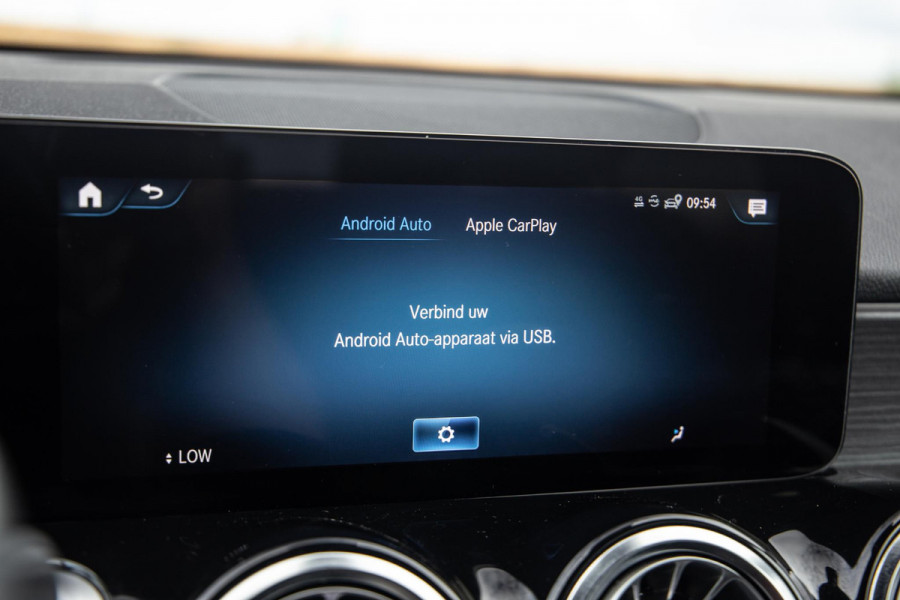 Mercedes-Benz EQB 300 4MATIC AMG Line 67 kWh CARPLAY / CAMERA / SFEERVERLICHTING / LEER / STOELVERWARMING