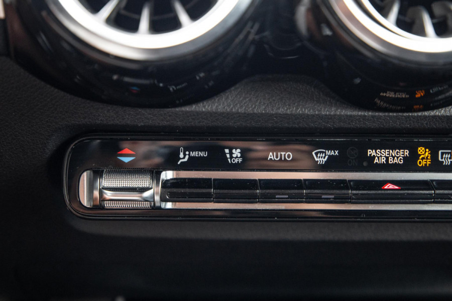Mercedes-Benz EQB 300 4MATIC AMG Line 67 kWh CARPLAY / CAMERA / SFEERVERLICHTING / LEER / STOELVERWARMING