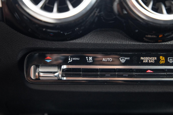 Mercedes-Benz EQB 300 4MATIC AMG Line 67 kWh CARPLAY / CAMERA / SFEERVERLICHTING / LEER / STOELVERWARMING