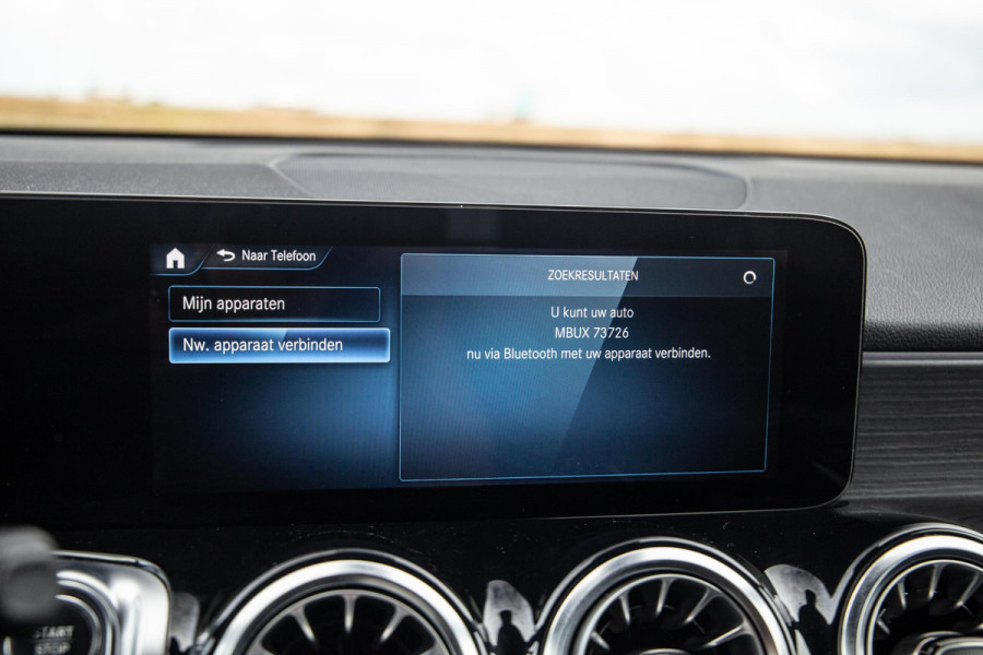 Mercedes-Benz EQB 300 4MATIC AMG Line 67 kWh CARPLAY / CAMERA / SFEERVERLICHTING / LEER / STOELVERWARMING