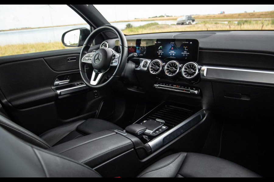 Mercedes-Benz EQB 300 4MATIC AMG Line 67 kWh CARPLAY / CAMERA / SFEERVERLICHTING / LEER / STOELVERWARMING