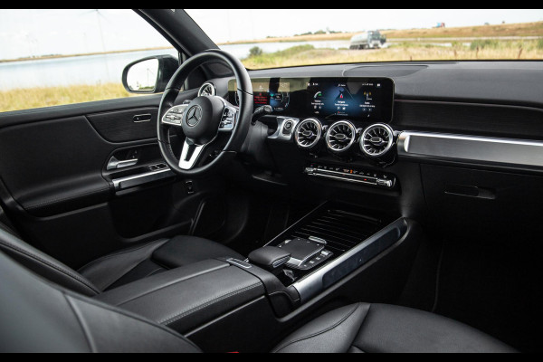 Mercedes-Benz EQB 300 4MATIC AMG Line 67 kWh CARPLAY / CAMERA / SFEERVERLICHTING / LEER / STOELVERWARMING
