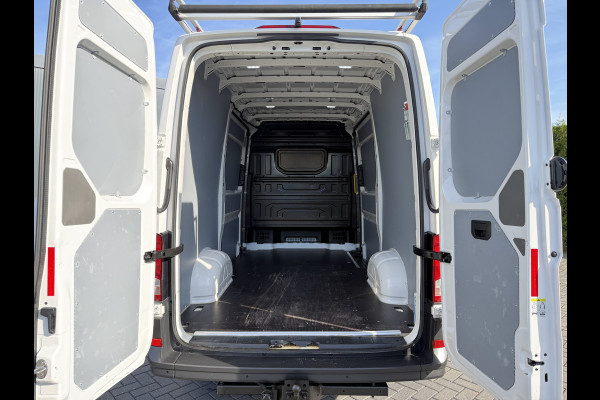 Volkswagen Crafter 2.0 TDI 141 PK / L3H3 / 2x SCHUIFDEUR / IMPERIAAL + LADDER / 3 TONS TREKHAAK / CAMERA / 3-ZITS / VERWARMDE VOORRUIT