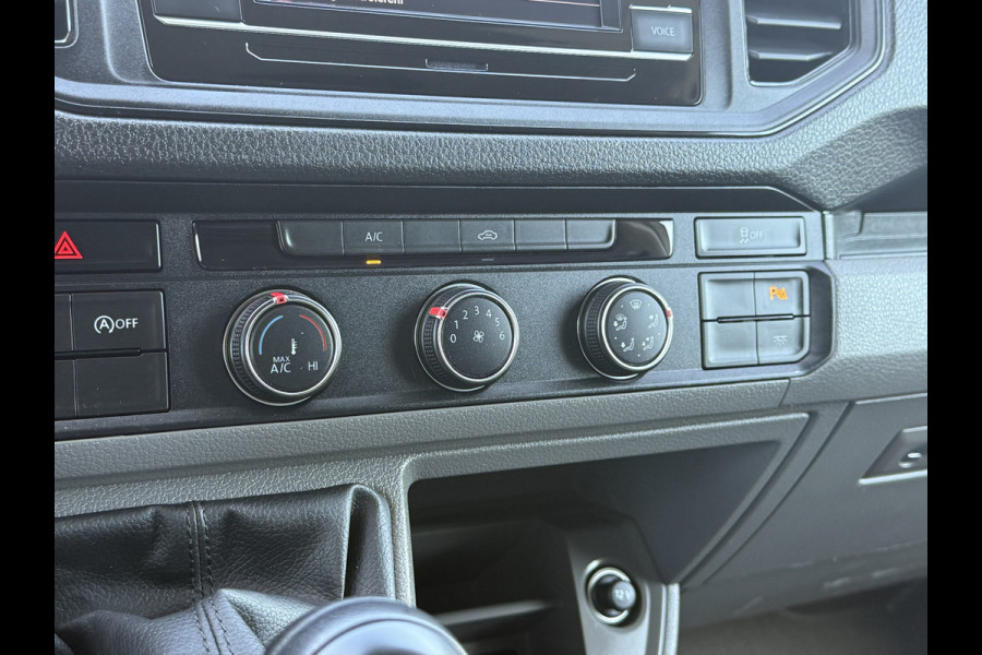 Volkswagen Crafter 2.0 TDI 141 PK / L3H3 / 2x SCHUIFDEUR / IMPERIAAL + LADDER / 3 TONS TREKHAAK / CAMERA / 3-ZITS / VERWARMDE VOORRUIT
