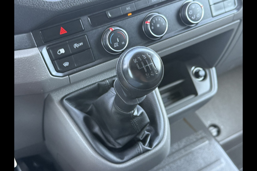 Volkswagen Crafter 2.0 TDI 141 PK / L3H3 / 2x SCHUIFDEUR / IMPERIAAL + LADDER / 3 TONS TREKHAAK / CAMERA / 3-ZITS / VERWARMDE VOORRUIT