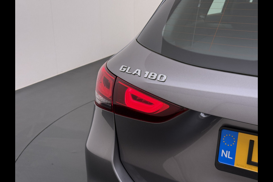 Mercedes-Benz GLA 180 Luxury Line | Pano Memory Multibeam Sfeer Keyless