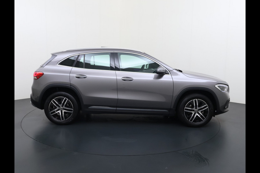 Mercedes-Benz GLA 180 Luxury Line | Pano Memory Multibeam Sfeer Keyless