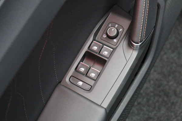 CUPRA Leon 1.4 e-Hybrid 204 PK Business PHEV, Stoelverwarming, Groot-Navigatie, Achteruitrijcamera